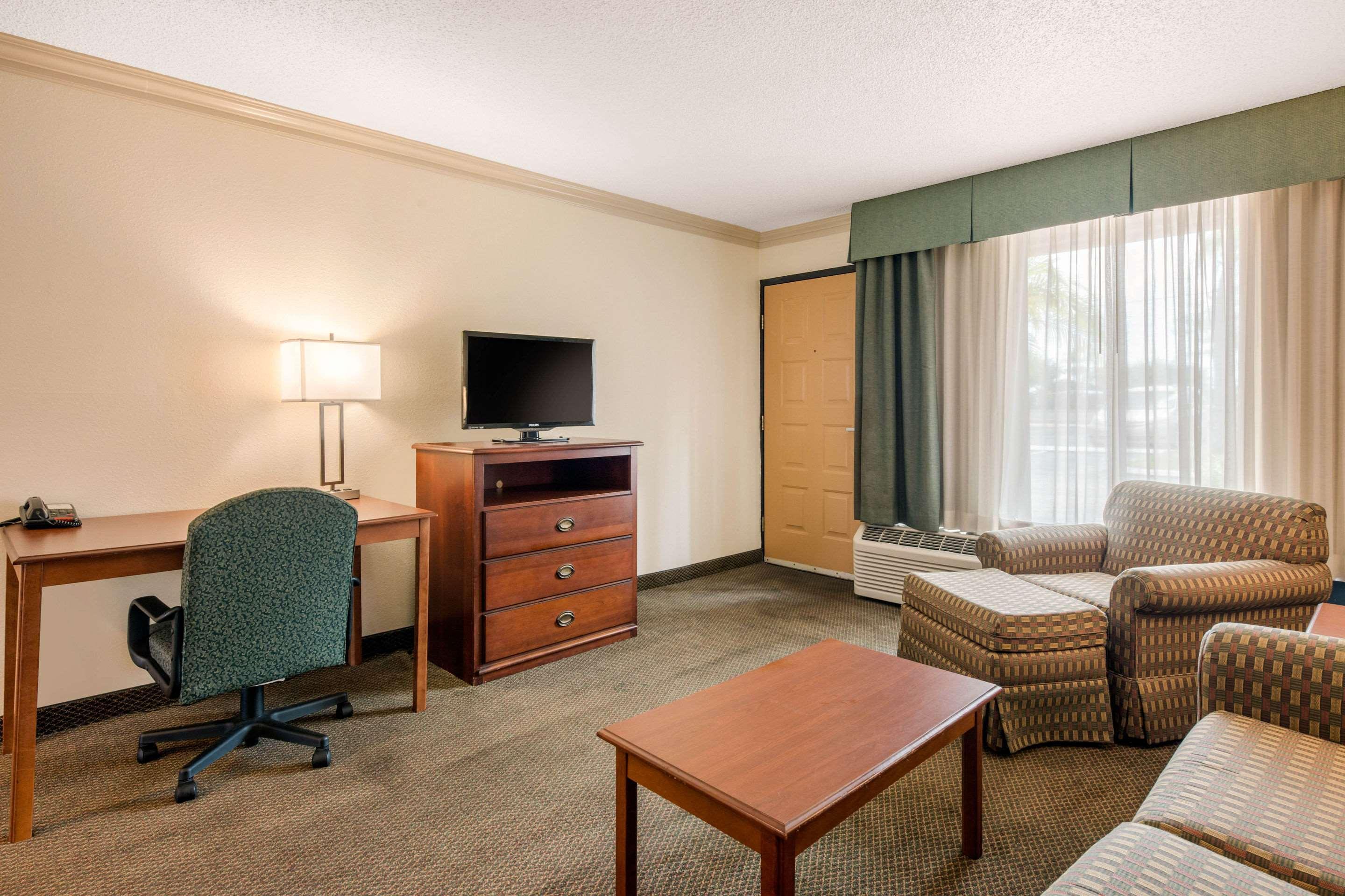 Quality Inn & Suites Tarpon Springs South Esterno foto